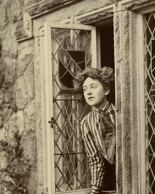 Portrait photograph of Agatha Christie as a young woman in the 1910s.