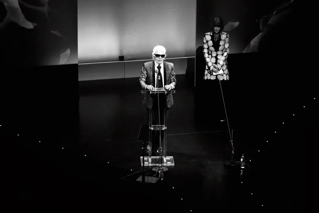 Karl Lagerfeld seated beside Anna Wintour at a fashion event in 2017.