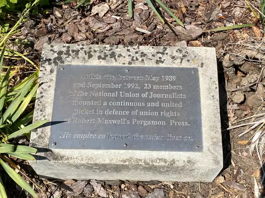 A commemorative plaque at Headington Hill, Oxford, marking the end of the Maxwell press strike.