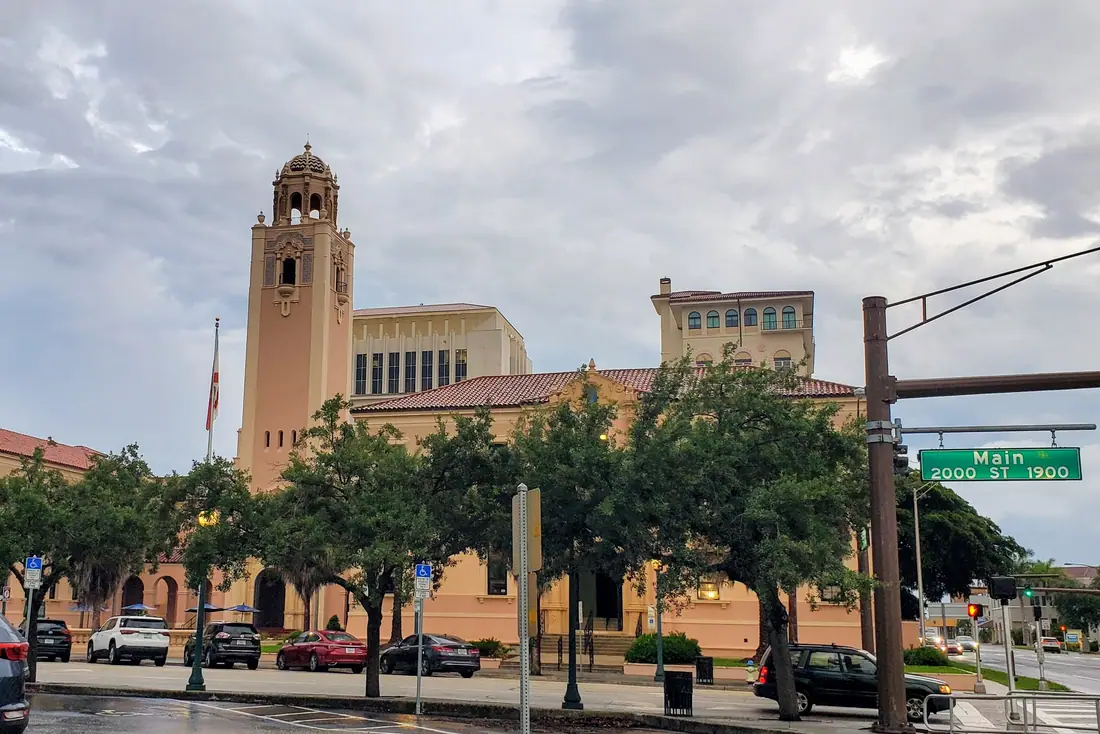 The Sarasota County Courthouse seen from the street, with its arcade and courtyard.