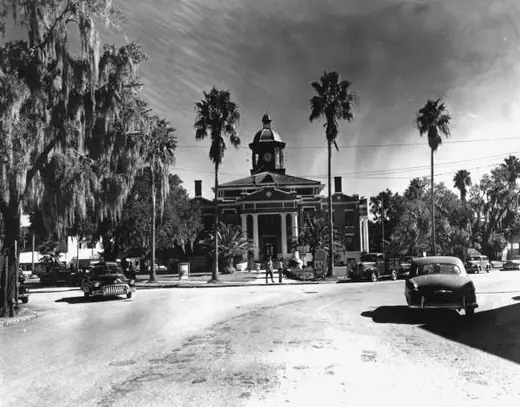 A 1912 brick courthouse with a domed cupola photographed in 1950.