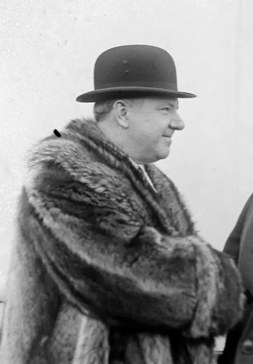 Press photograph of a comedian in a hat and coat, early twentieth century.