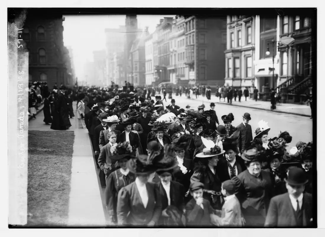Crowds walking on Fifth Avenue in Manhattan during the Easter parade, 1908.